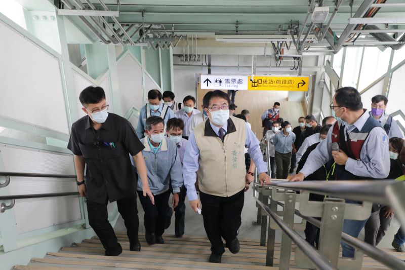 ▲台南車站臨時後站預計在清明節連假後開始啟用,台南市長黃偉哲今(29)日前往臨時後站視察。(圖/台南市政府提供)