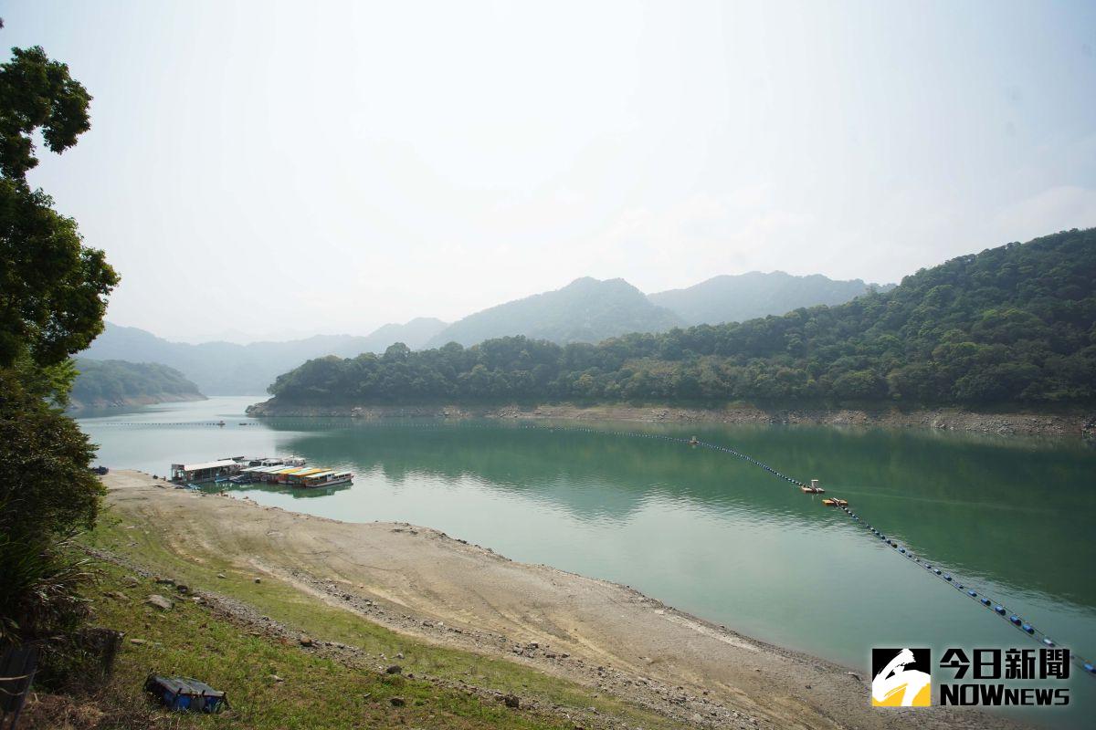 ▲連日不雨造成石門水庫水庫水位不斷下降，原本水線下的土地如今都裸露在外成為泥灘地。（圖／記者李春台攝，2021.03.29）