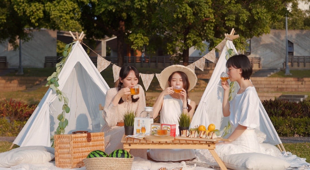 ▲與家人、朋友到戶外野餐、露營，絕對不能少的當然是一年茶葉中香氣最好的春茶。（圖／品牌提供）