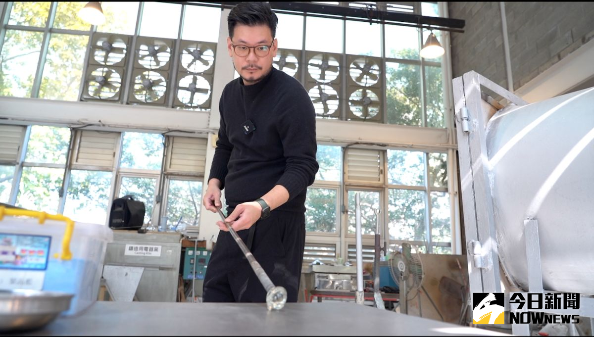 ▲吳庭安從窯爐中取出熔解的玻璃。（圖／記者詹皓帆拍攝）