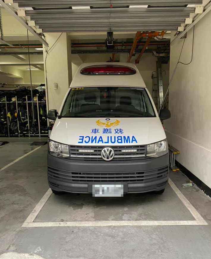 ▲一名網友發現救護車頭的中英文「全倒過來印」，納悶同時也有不少資深駕駛秒懂背後原因，掀起網友熱議。（圖／翻攝自臉書社團《路上觀察學院》）