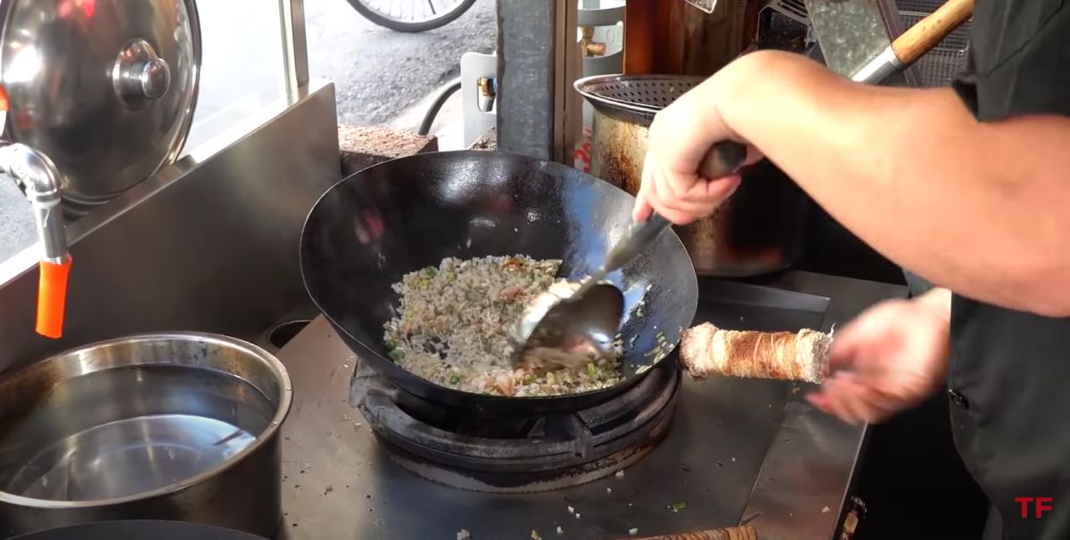 ▲一名網友對於「台灣巷口炒飯」影片觀看數高達900多萬感到很訝異。（圖／翻攝自YouTube Terry Films）