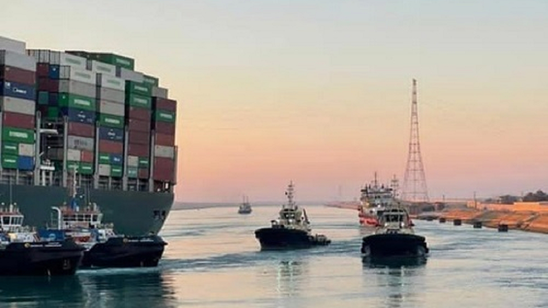 ▲在蘇伊士運河擱淺的長賜輪證實已經脫困。（圖／翻攝自Suez Canal Authority）