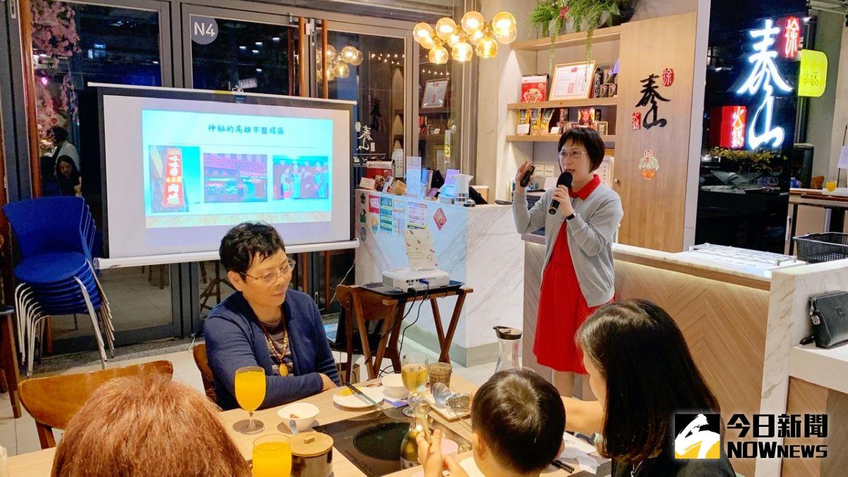 ▲曾齡儀「沙茶」一書，藉由史料、新聞剪影以及當事人的口述訪談，譜寫出台灣飲食中的移民軌跡。（圖／記者陳美嘉攝）
