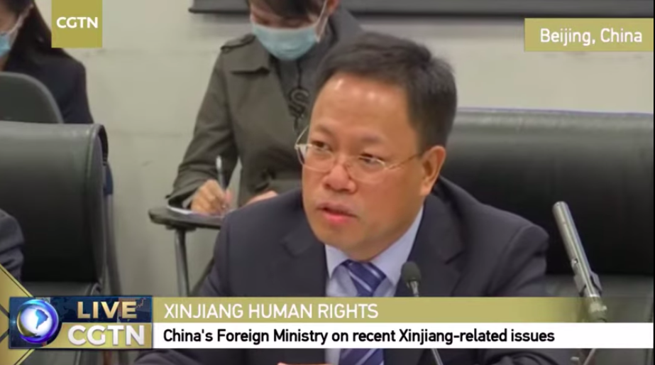 ▲中國新疆政府發言人徐貴相在與外交部的聯合記者會上，遇到外媒記者發問卻沒有翻譯，陷入一片尷尬。（圖／翻攝自CGTN影片）