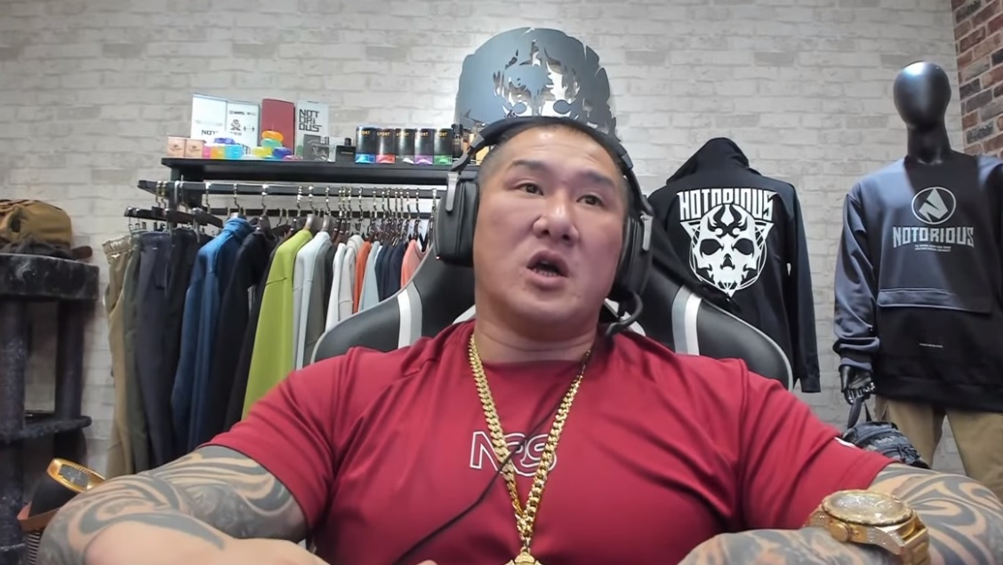 ▲知名網紅、成吉思汗健身俱樂部館長陳之漢29日晚間在直播透露，自己也是此波塞船潮的受災戶。（圖/新頭殼）