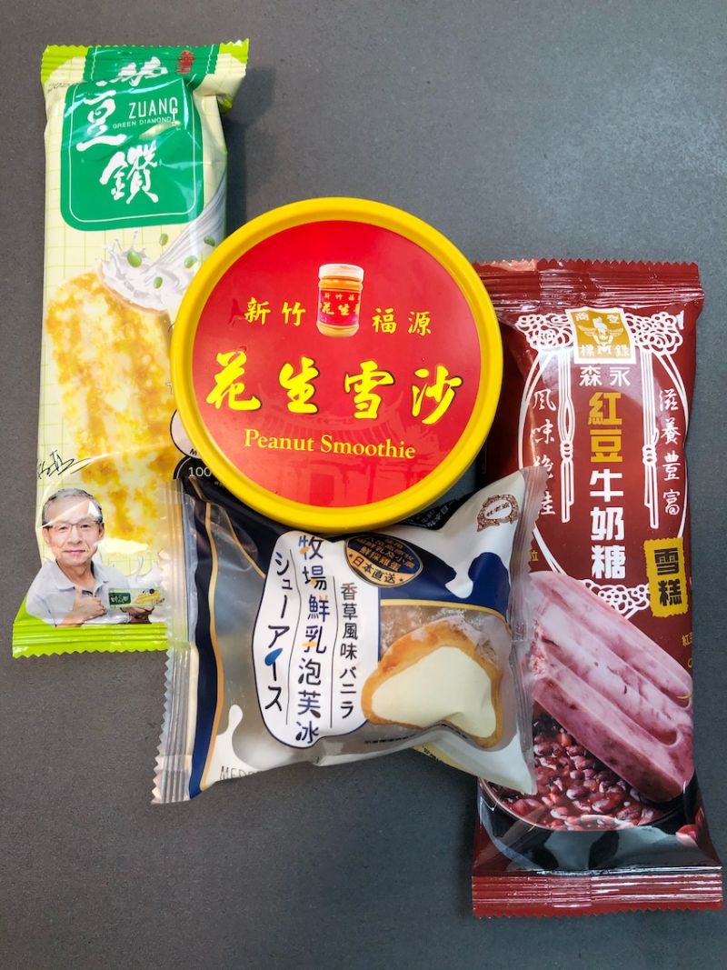▲全家超商推出復刻童趣為主題的近40款零食。(圖/全家提供)
