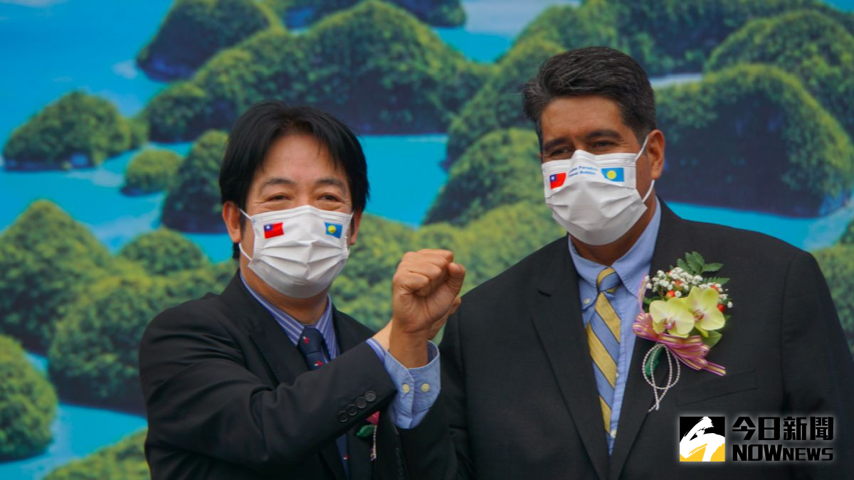 ▲台帛旅遊泡泡啟動，副總統賴清德與帛琉總統惠恕仁擊肘慶賀。（圖／記者呂炯昌攝，2021.03.30）
