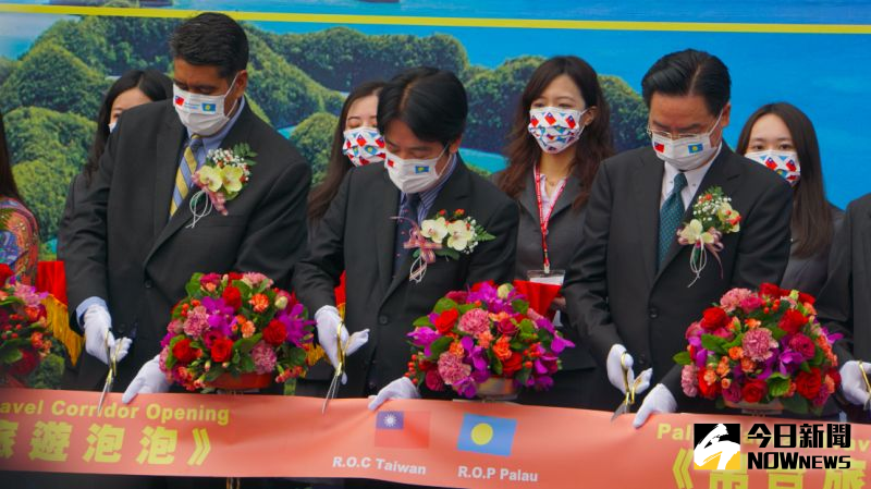 ▲台帛旅遊泡泡剪綵儀式,帛琉總統惠恕仁(左起)、副總統賴清德、外交部長吳釗燮一同剪綵。(圖/記者呂炯昌攝,2021.03.30)