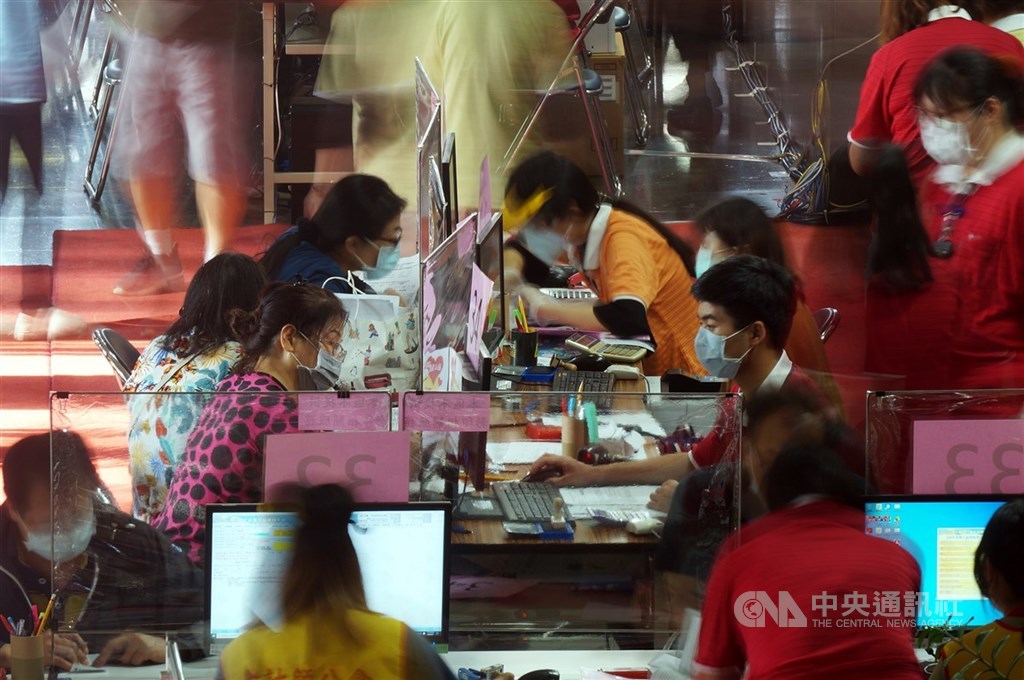 ▲避免報稅群聚造成疫情擴大，去年所得稅申報拉長為2個月；財政部表示，考量目前國內防疫得當，疫情趨緩，今年也新增手機報稅、行動電話認證等新服務，決定申報期維持在5月1日至31日，不再延長。（圖/中央社）