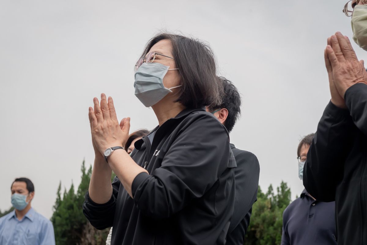 ▲總統蔡英文在清明前夕到「台獨歐吉桑」史明目前祭拜（翻攝蔡英文臉書）