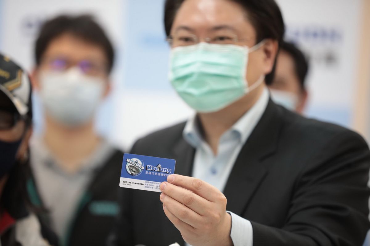 ▲基隆市長林右昌也當場辦理磯釣證的展期，許下今年要參與磯釣的心願。。（圖／基隆市政府提供）