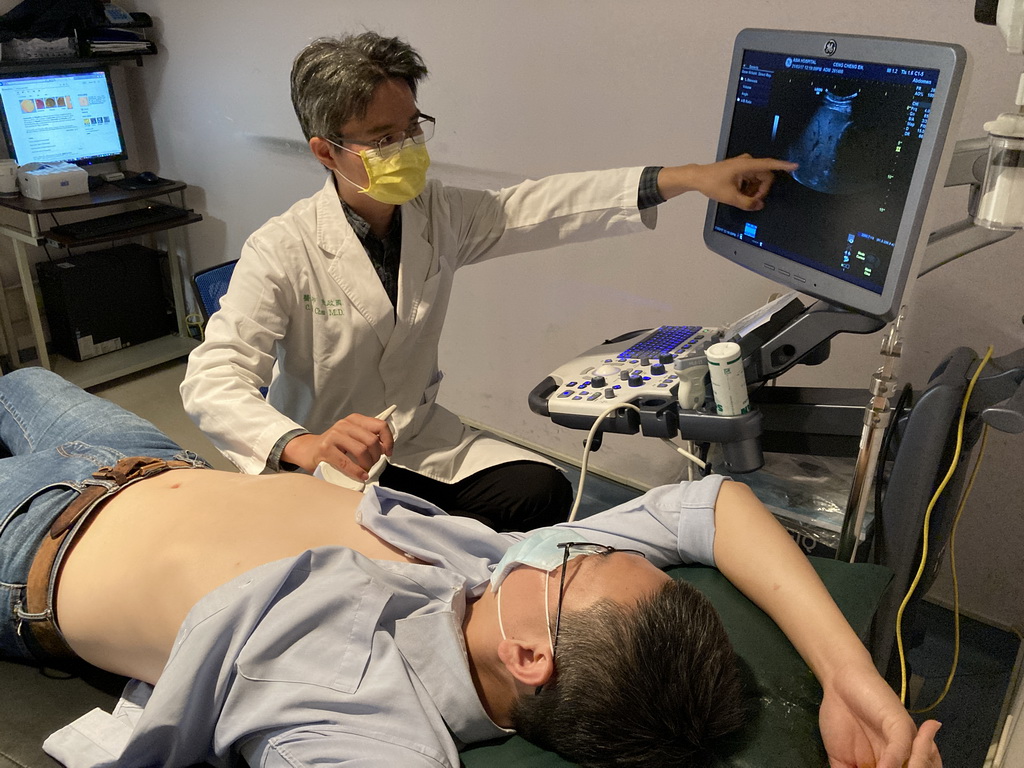 ▲醫生檢查。(圖／醫院提供2021.3.30)