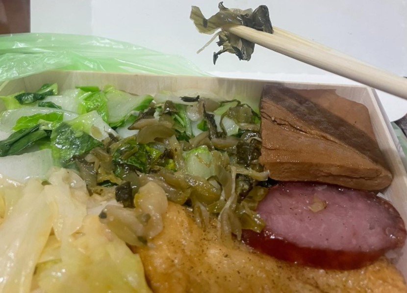 ▲一名網友到便當店買了最貴的便當，但咬了一口卻驚覺「中大獎」！（圖／翻攝爆廢公社二館臉書）