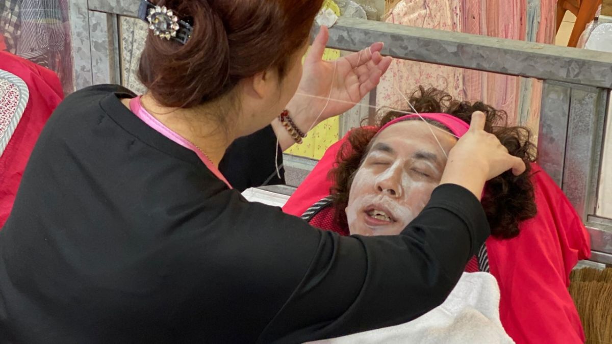 ▲《我又在市場待了一整天》主持人李明璁（右），為節目獻出挽面初體驗。（圖／公視提供）