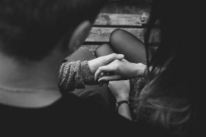 ▲一名女網友發文,表示男友爸媽不喜歡她,甚至喊「嫁妝要上千萬」,讓她無奈想分手,貼文一出,掀起熱議。(示意圖,圖中人物與文章中內容無關/取自 pixabay ) ▲有網友抱怨,他不理解女友很省錢,卻不願意省保養品、化妝品的費用。(示意圖,圖中人物與文章中內容無關/取自 pixabay )