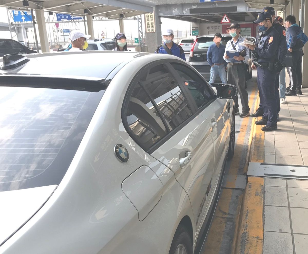 ▲高雄市區監理所與鐵路警察局高雄分局左營分駐所合作打擊違法營業車輛，以遏止白牌車非法攬客。(圖／記者黃守作攝，2021.03.30)