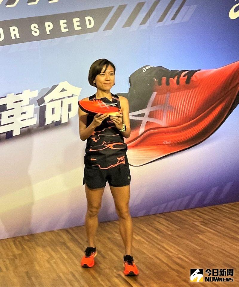 ▲ASICS亞瑟士今(30)日全球同步發表革命性碳板競速跑鞋款,發表會上請到男子全馬全國紀錄保持人許績勝、長跑精靈蘇鳳婷等多位好手出席,分享穿著心得。。(圖/鍾東穎攝