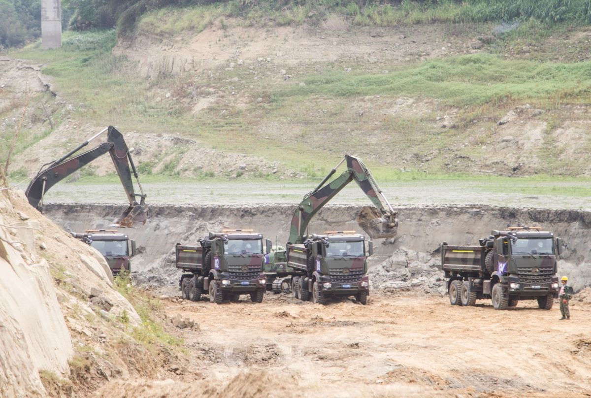 ▲陸軍52工兵群於鯉魚潭水庫進行清淤開工作業。（圖／軍聞社提供）