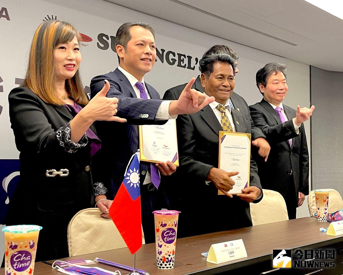 ▲六角國際今（30）日宣布第三季將在帛琉第一大城柯羅（Koror）開設兩間門市並正式簽約。（圖／記者黃仁杰攝,2021.03.30）