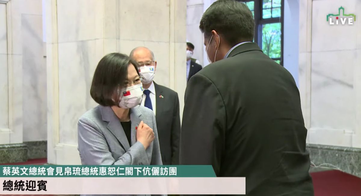 ▲蔡英文今下午在總統府接見帛琉總統惠恕仁，兩人見面用碰手肘取代握手。（圖／翻攝總統府網站）