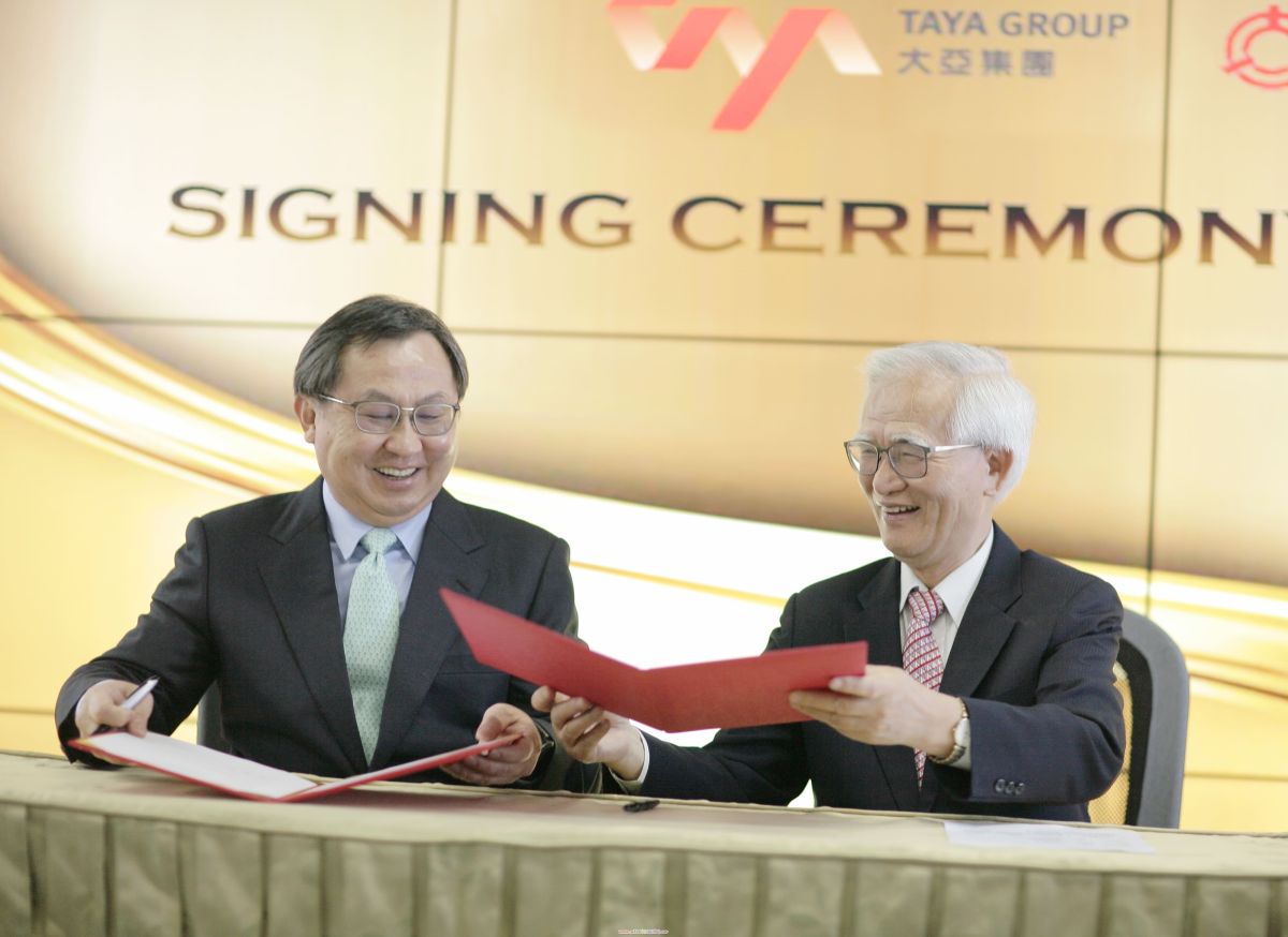 ▲看好漁電共生，大亞集團董事長沈尚弘(左)與大同董事長盧明光簽署「志光能源股份買賣契約書」。（圖／大亞集團提供）