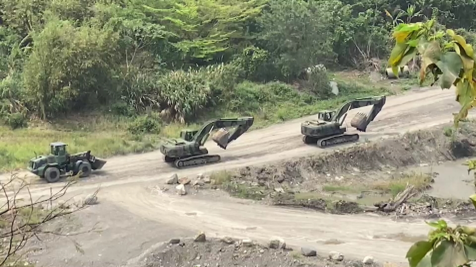 ▲久旱不雨水庫水位持續下降，是大型機具進場開挖清淤好時機。水利署與國軍合作清淤，大型機具也進駐展開清淤作業。（圖／記者李春台翻攝）
