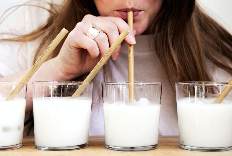 ▲許多民眾認為只有喝牛奶能補充鈣質，對此，營養師高敏敏就分享了「4招補鈣飲食」，也透露4個地雷行為會讓人缺鈣又傷骨頭。（示意圖／取自unsplash）