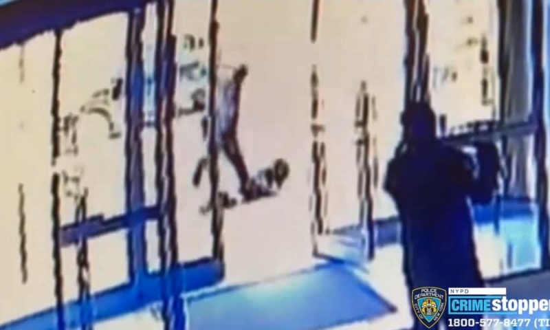 ▲一名男子在紐約大街上對一名65歲婦人又踹又打，同時發表反亞裔言論。紐約警察局在社群媒體公布照片，要尋找這名施暴男子。（圖／翻攝自英國衛報）