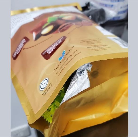 ▲網友分享自己買回來的糖果都還沒拆,卻發現底部已經破洞,讓他非常傻眼。(圖/好市多商品經驗老實說)