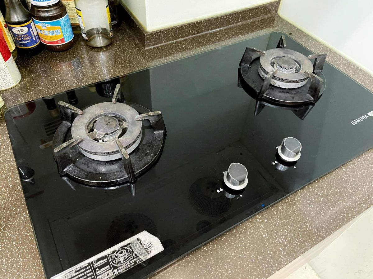 ▲網友瓦斯爐點不著，這才知道原來瓦斯爐也是要裝電池的。（圖／翻攝自《爆廢1公社》臉書）