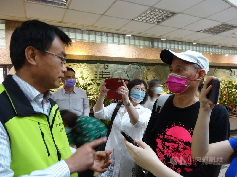 ▲珍愛藻礁公投連署領銜人潘忠政（右）31日表示，他午後與8名環團人士接受農委會主委陳吉仲（左）邀請會談，在不違反公投主文中油三接必須遷離大潭海岸及海域下，都可以談。（圖/中央社）