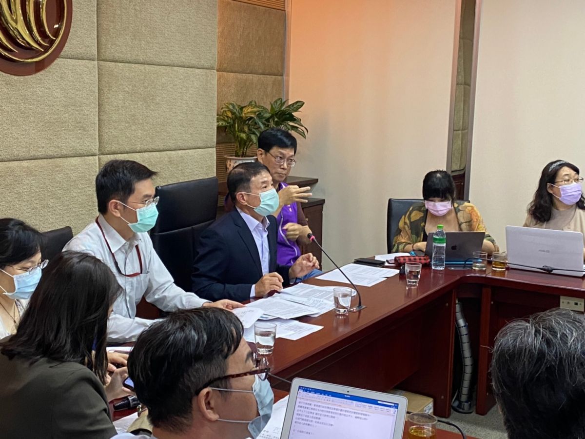 ▲國家通訊傳播委員會NCC副主委翁柏宗（著西裝者）今（31）日表示，通過中嘉集團及其他業者所申請「華視新聞資訊台」的52台遞補案。（圖／記者賴志昶攝）