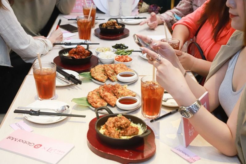 ▲韓虎嘯餐廳準備了韓醬炸雞、海鮮煎餅等豐富的美食，引起粉絲們拍照留念。（圖／記者葉政勳攝）