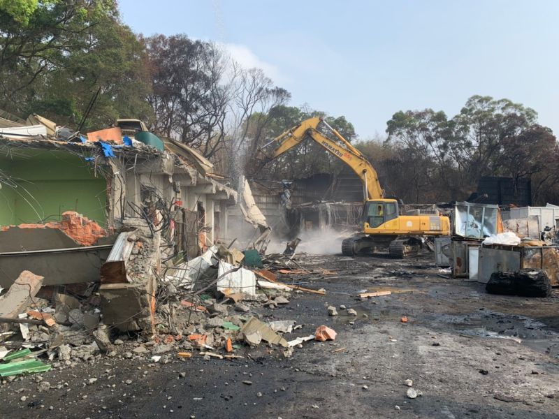 ▲中市府今由都發局等相關單位，執行強制拆除后里內東路農地違建工廠(圖／都發局提供2021.3.31)