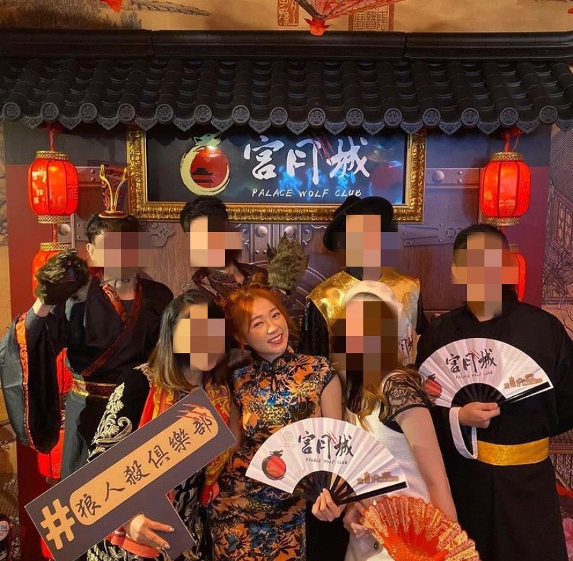 ▲ㄚ頭（前排中）的合夥人黃霈麒（前排左）被爆欠債2000萬。（圖／翻攝官方IG）