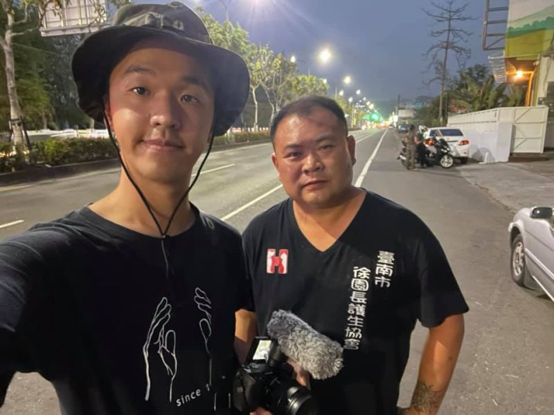 ▲香蕉(左)與徐文良合影。(圖/香蕉王俊傑臉書)
