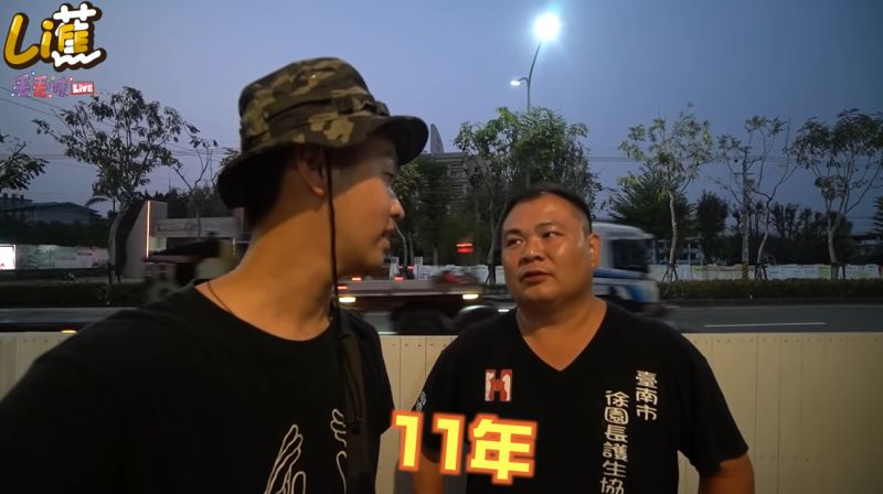▲徐文良(右)為浪浪付出已有11年時間。(圖/香蕉王俊傑YouTube)