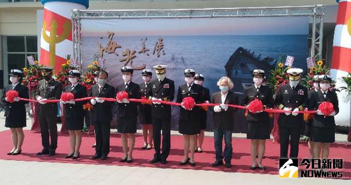 ▲海軍艦隊指揮部今天舉辦「國軍第54屆文藝金像獎得獎作品巡迴展-海光美展」開幕典禮，海軍艦隊指揮部參謀長賀紘璿、台中雕塑協會理事長黃澤華、高雄市國際文化藝術協會理事長王錦成等人出席。（圖／記者郭凱杰攝，2021.03.31）

