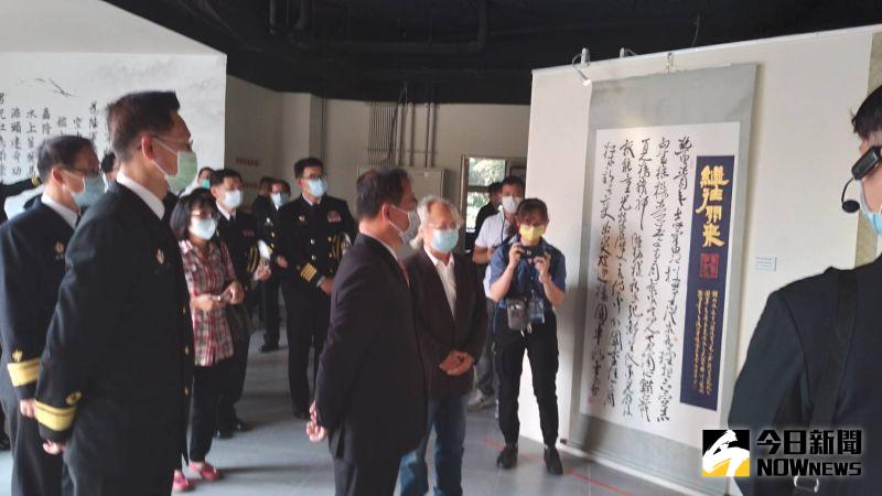 ▲海軍艦隊指揮部主辦「國軍第54屆文藝金像獎得獎作品巡迴展-海光美展」今天開幕,與會來賓欣賞展出作品。(圖/記者郭凱杰攝,2021.03.31)