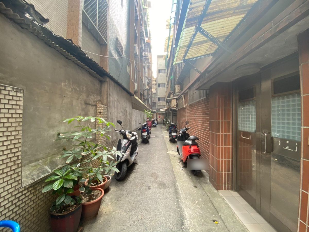 ▲中永和地狹人稠，許多老公寓位於兩米巷內。（圖／NOWnews資料照片）