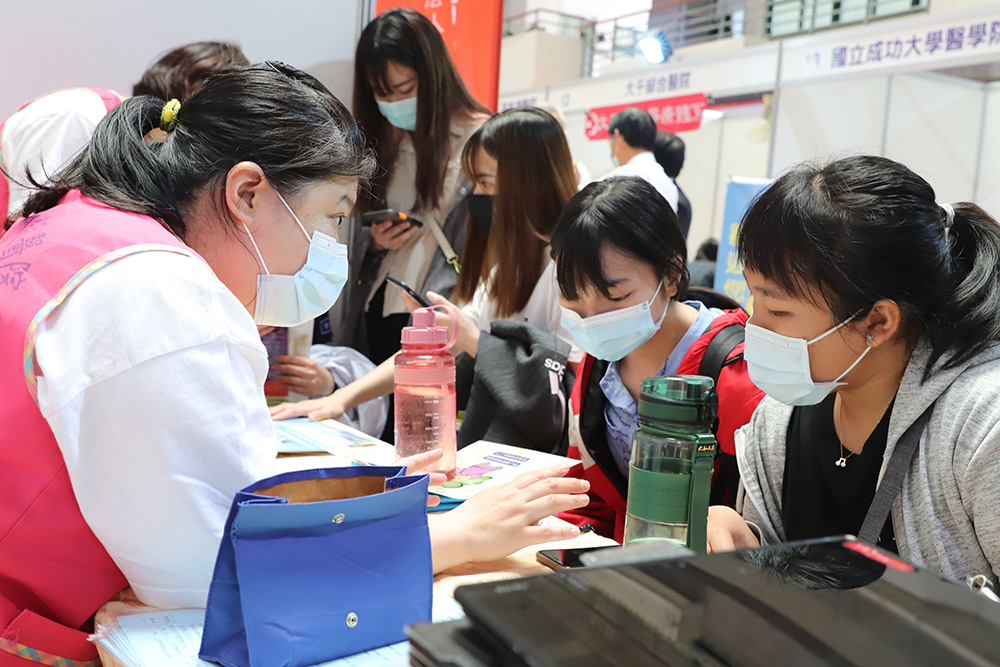 ▲新冠肺炎疫情不只導致各行業受創，也讓大學畢業新鮮人就業機會受到衝擊。（資料照／記者張振興攝）