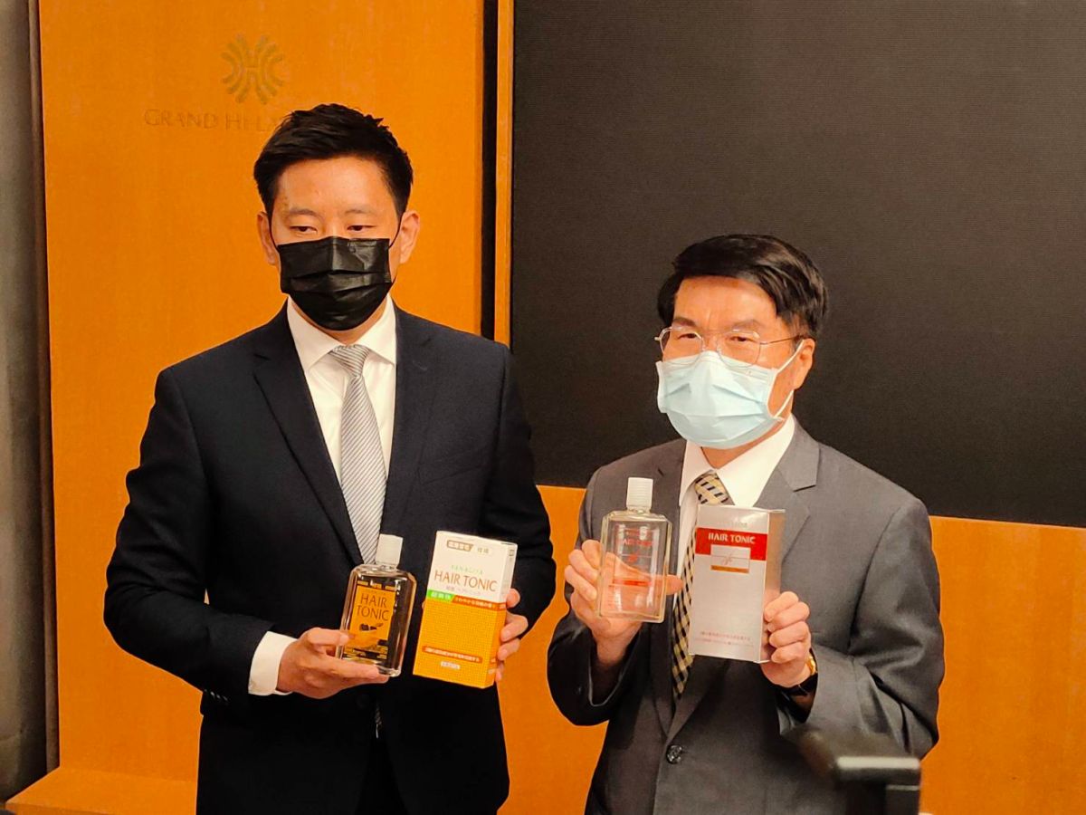 ▲柳屋台灣總代理商雅娜蒂總經理簡振茂（右）手拿正品與胡高誠律師手拿仿冒品做比較，呼籲消費者勿在網路購買來路不明的柳屋生髮水。（圖／記者蔡佳宏翻攝）