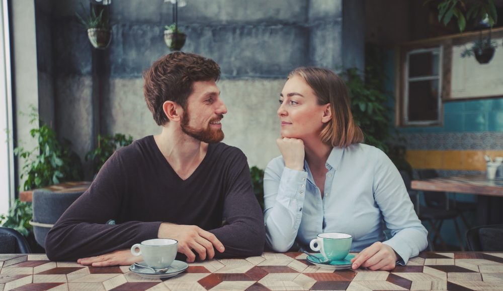▲有些綠茶婊在一群女人之中展現她的頭好壯壯，但一到男人面前就立刻成了弱勢團體。（圖／Shutterstock）