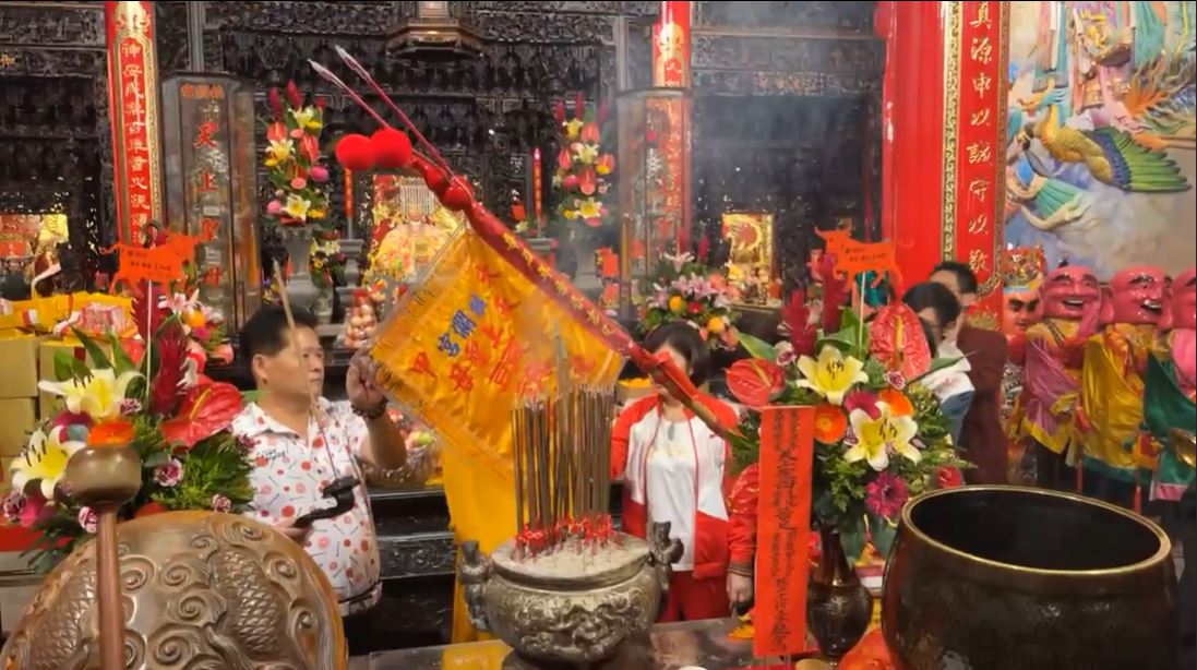 大甲媽遶境前須「豎頭旗」，有著昭告三界眾生的意義。（圖／翻攝自大甲鎮瀾宮頭旗組臉書專頁）