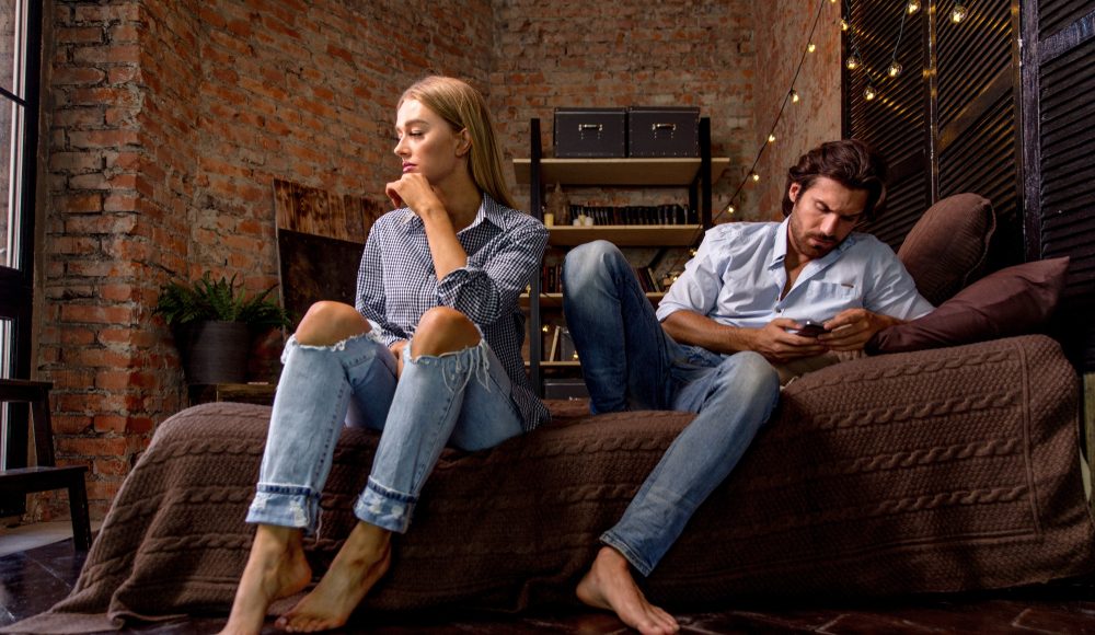 ▲每個人都有一條心理上的界線，當別人入侵到一定的距離內，就會刺激自我防衛本能，產生不愉快的感受。（圖／Shutterstock）