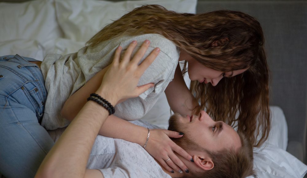 ▲坐下後身體向前趴倒在他身上！4個激情猛烈的騎乘體位馬上馴服男人。（圖／shutterstock）