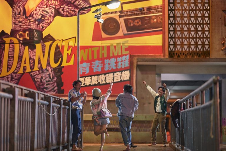 ▲《天橋上的魔術師》魔幻重現了80年代的生活氛圍與中華商場的獨特記憶。（圖片提供／公視、myVideo）
