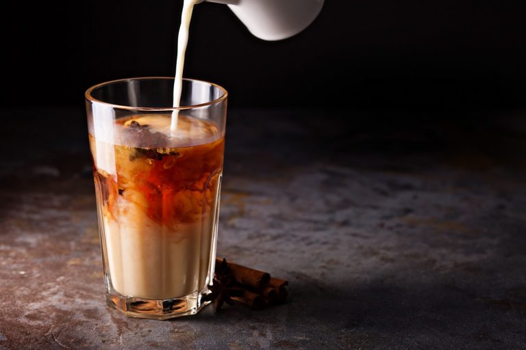 ▲有網友分享一名顧客點了熱奶茶，卻要求要「微冰」，另店員一頭霧水。（圖／Shutterstock）