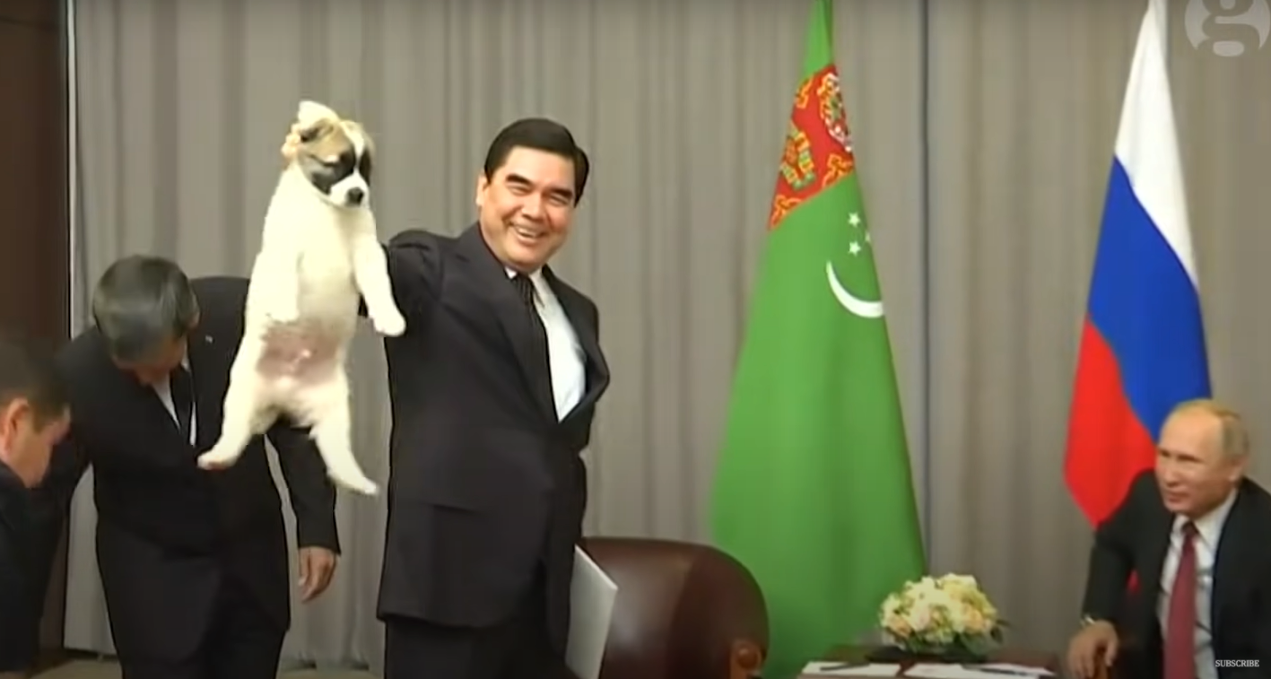 土庫曼總統抓著幼犬脖子高舉於空（圖／Youtube ＠Guardian News）